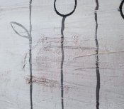 Närbild på grå abstrakt tavla, oljemålning med svart blommor