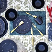 svart mugg och tallrikar i stengods