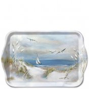Bricka med sandstrand, sanddyner, blått vatten och segelbåt - Ambiente 13x21 cm