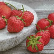 Servetter med röda jordgubbar