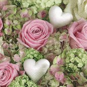 Servetter med vita hjärtan bland rosa rosor och gröna blad - 33x33 cm
