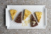 Kakbricka tårtfat i vit porslin