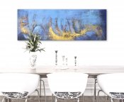 Stor abstrakt tavla, oljemålning i blå, turkos och guld i hemmiljö
