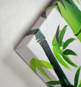 Hörna på handmålad tavla med grön bambu