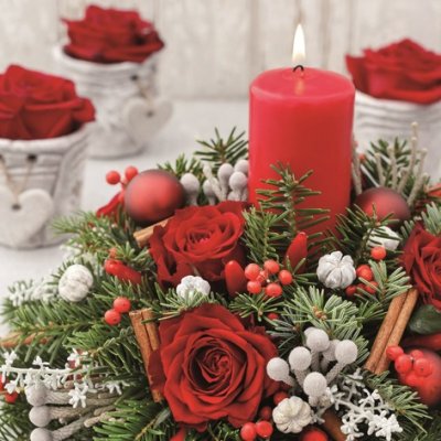 Servett med julmotiv med rött ljus och gröna kvistar och kottar