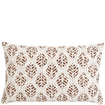 Avlång ljus beige kudde med brunt mönster - Inga från Holmen Design 50x30 cm