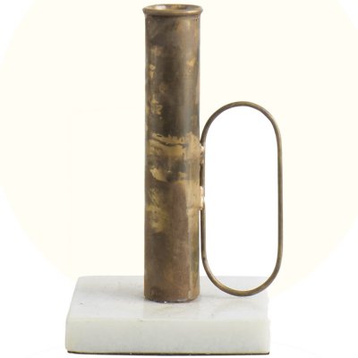 Mässingsfärgad ljusstake med marmorsten i botten