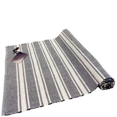 Vit och mörkblå bordslöpare Olivia från Holmen design. 100% bomull 100x35 cm