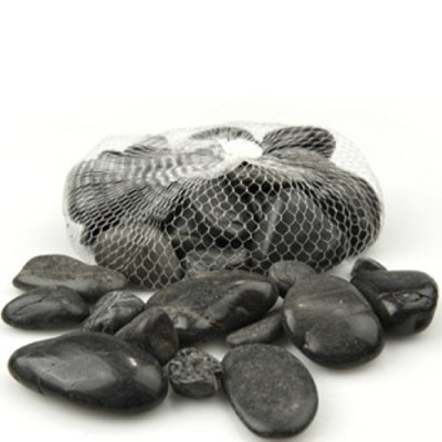 Nät med små svarta stenar till dekoration, krukor och ljusfat