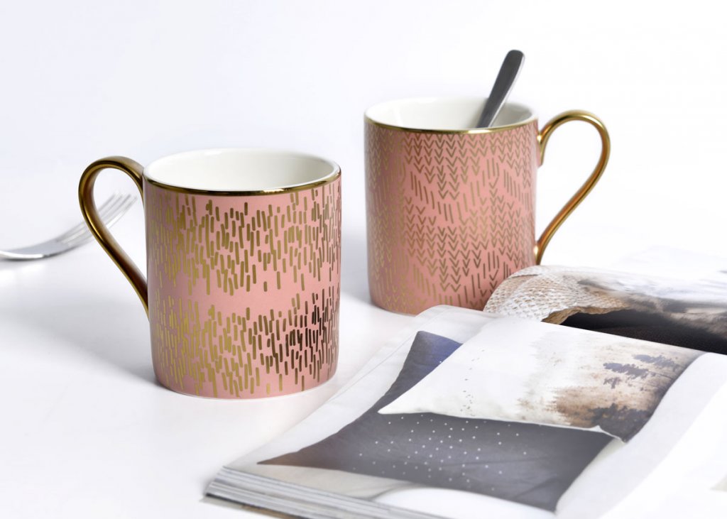 Rosa muggar, kaffemuggar med guldmönster